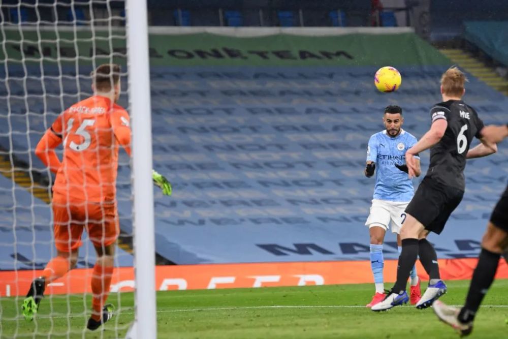 心系老东家，维尼修斯晒穿达尼洛弗拉门戈13号球衣打游戏