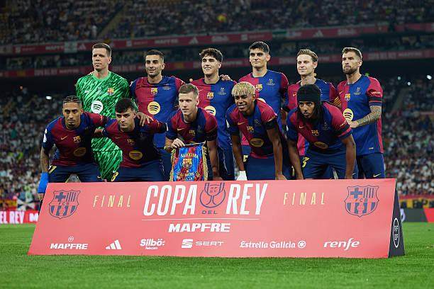 赛前梅州球迷晒多幅Tifo，致敬投资人魏晋平与梅州全体队员