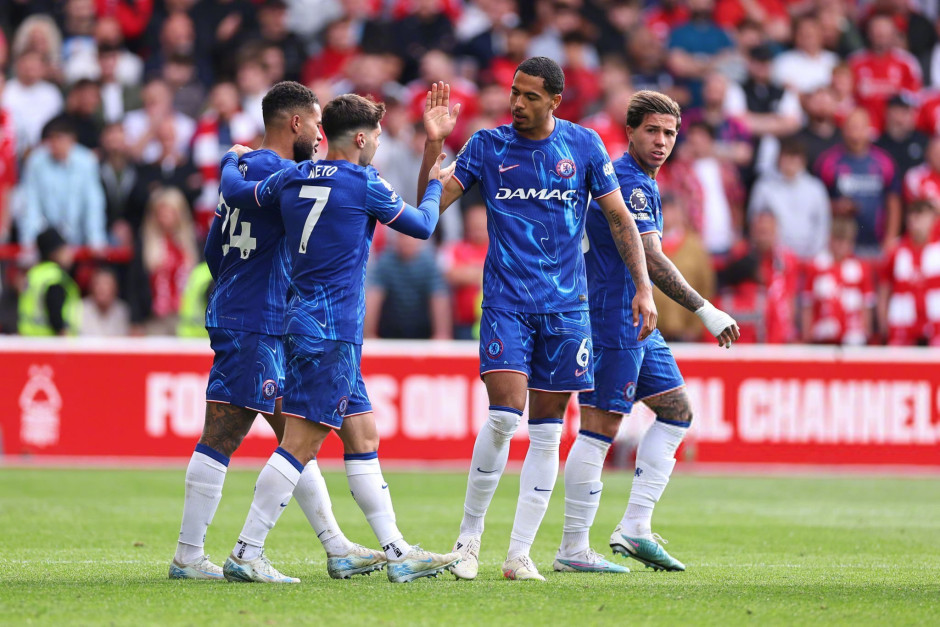 乔治娜晒在卡塔尔海边照片，蓝色紧身连衣裙尽显曼妙身姿